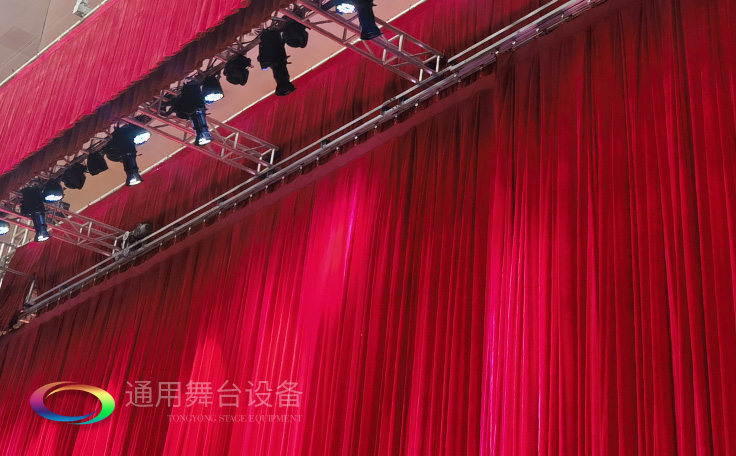 舞臺阻燃幕布面料的密度、吸光度對舞臺音響的擴聲、舞臺阻燃幕布的光效影響