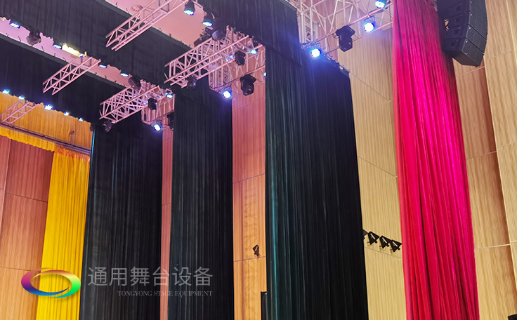 遷換場景、揭示活動主體、渲染演出氣氛、提升演出效果——舞臺阻燃幕布